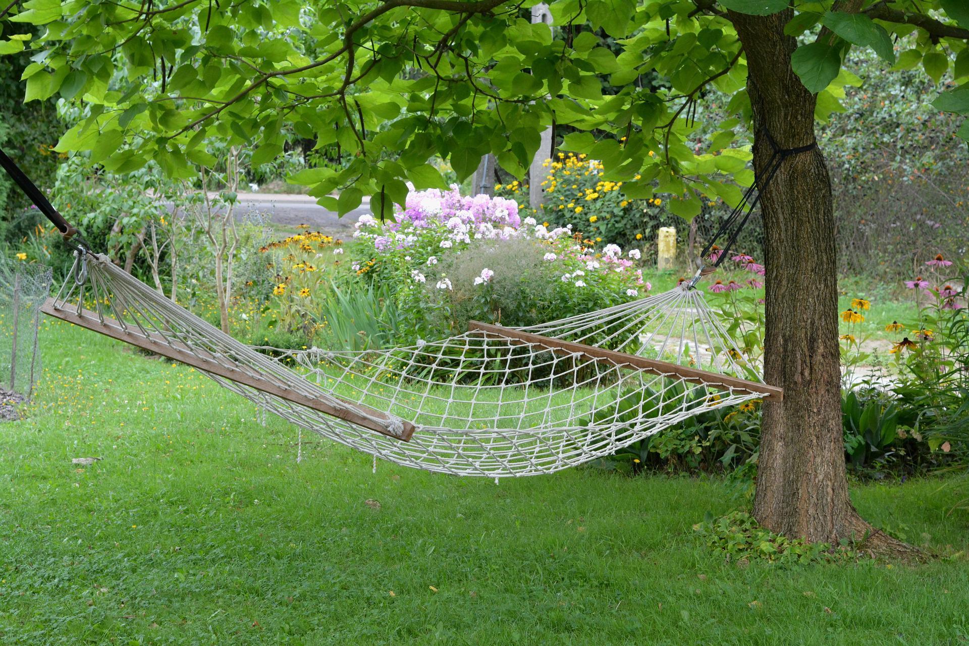 Estate in giardino: sospesi con l'amaca