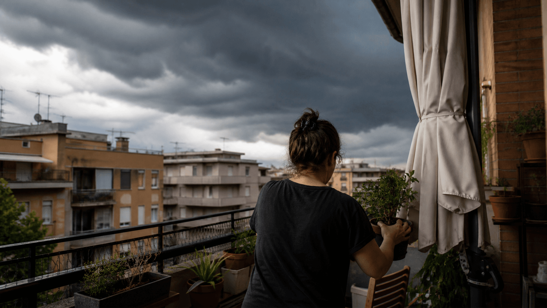 Immagine di Caldo e temporali forti: i controlli da fare subito in casa e sul balcone