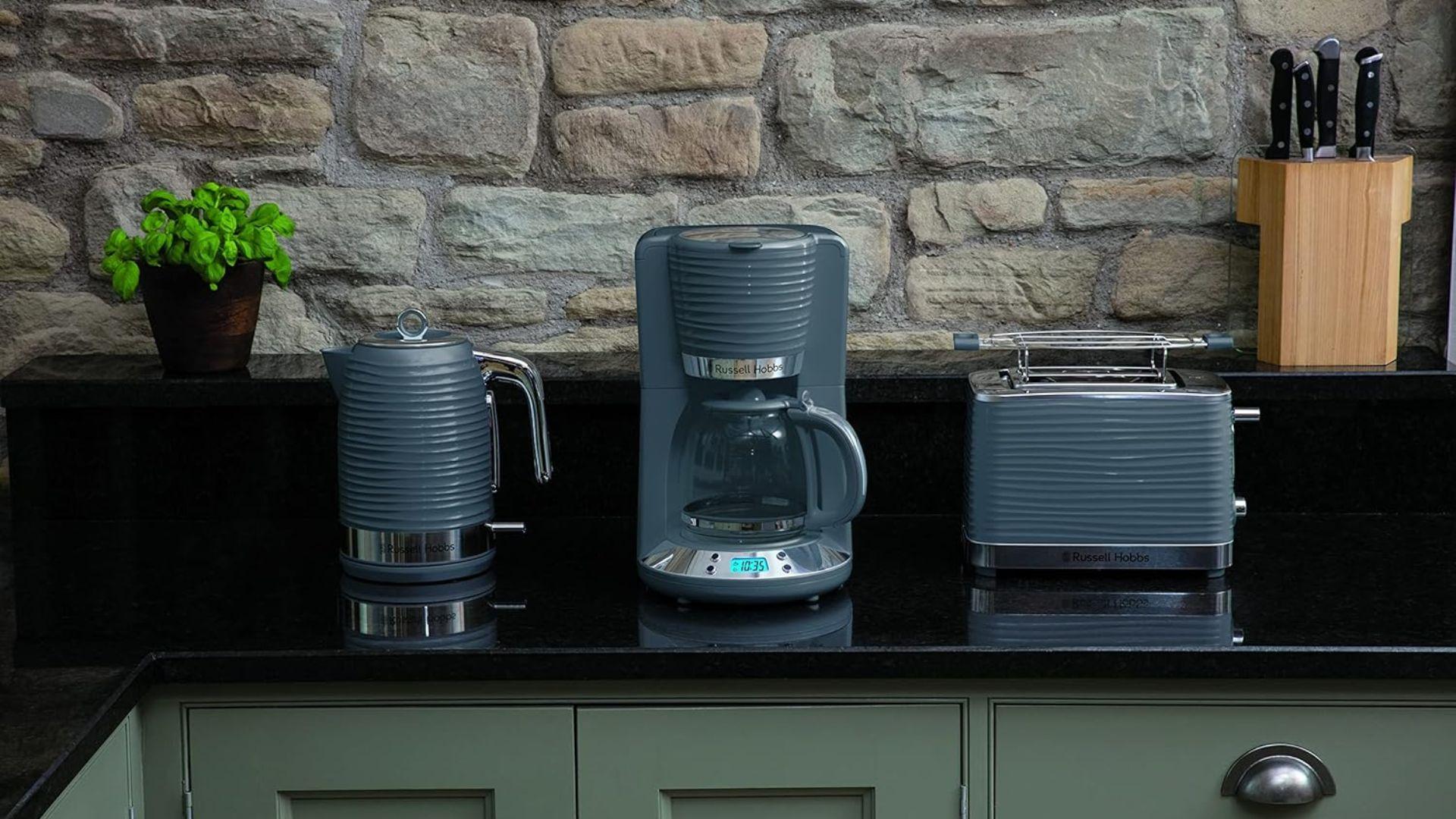 De'Longhi Dedica EC685 VS De'Longhi Icona Vintage: le migliori macchine da  caffè con stile rétro a confronto