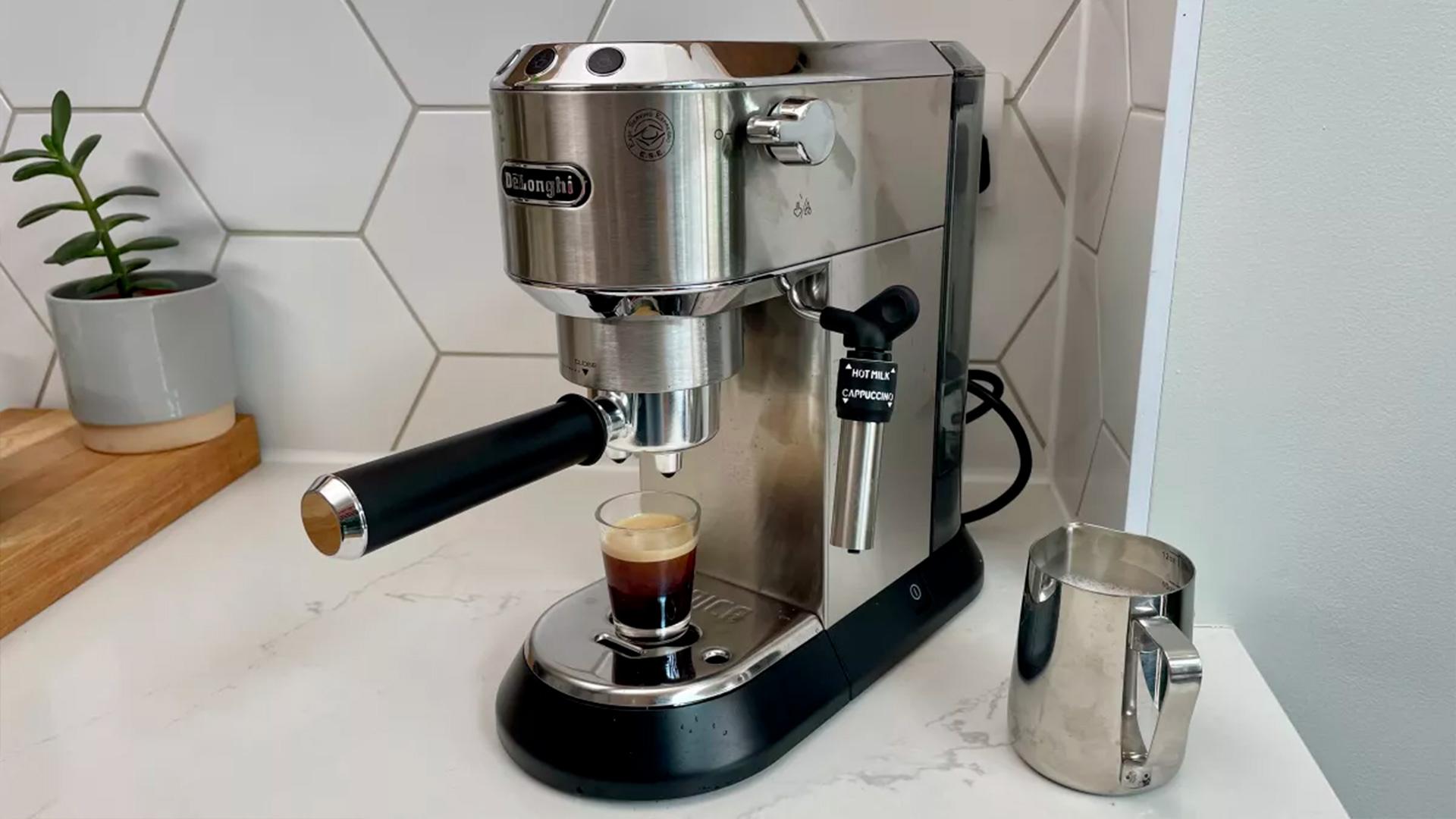 Immagine di De’Longhi Dedica EC685.W, caffè e cappuccino di ottima qualità in un design unico | Recensione