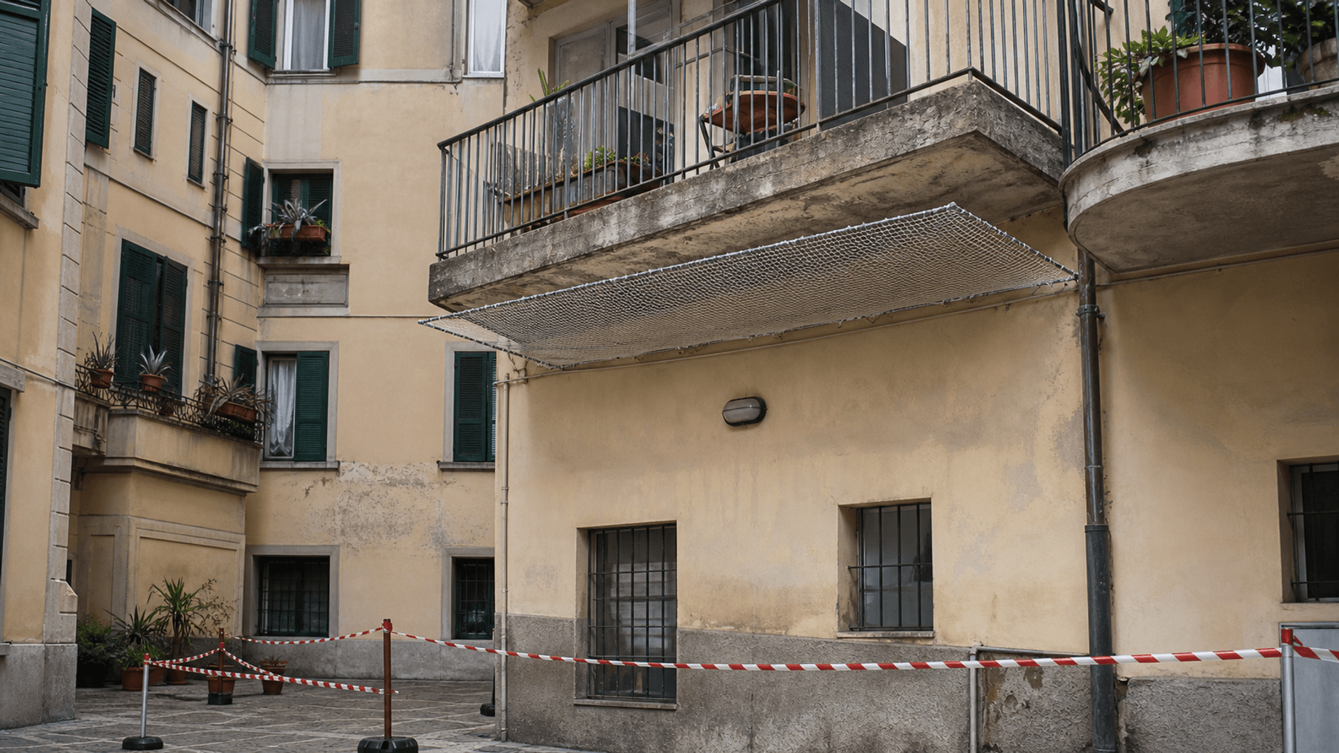 Immagine di Balconi pericolanti in condominio: le reti non bastano sempre