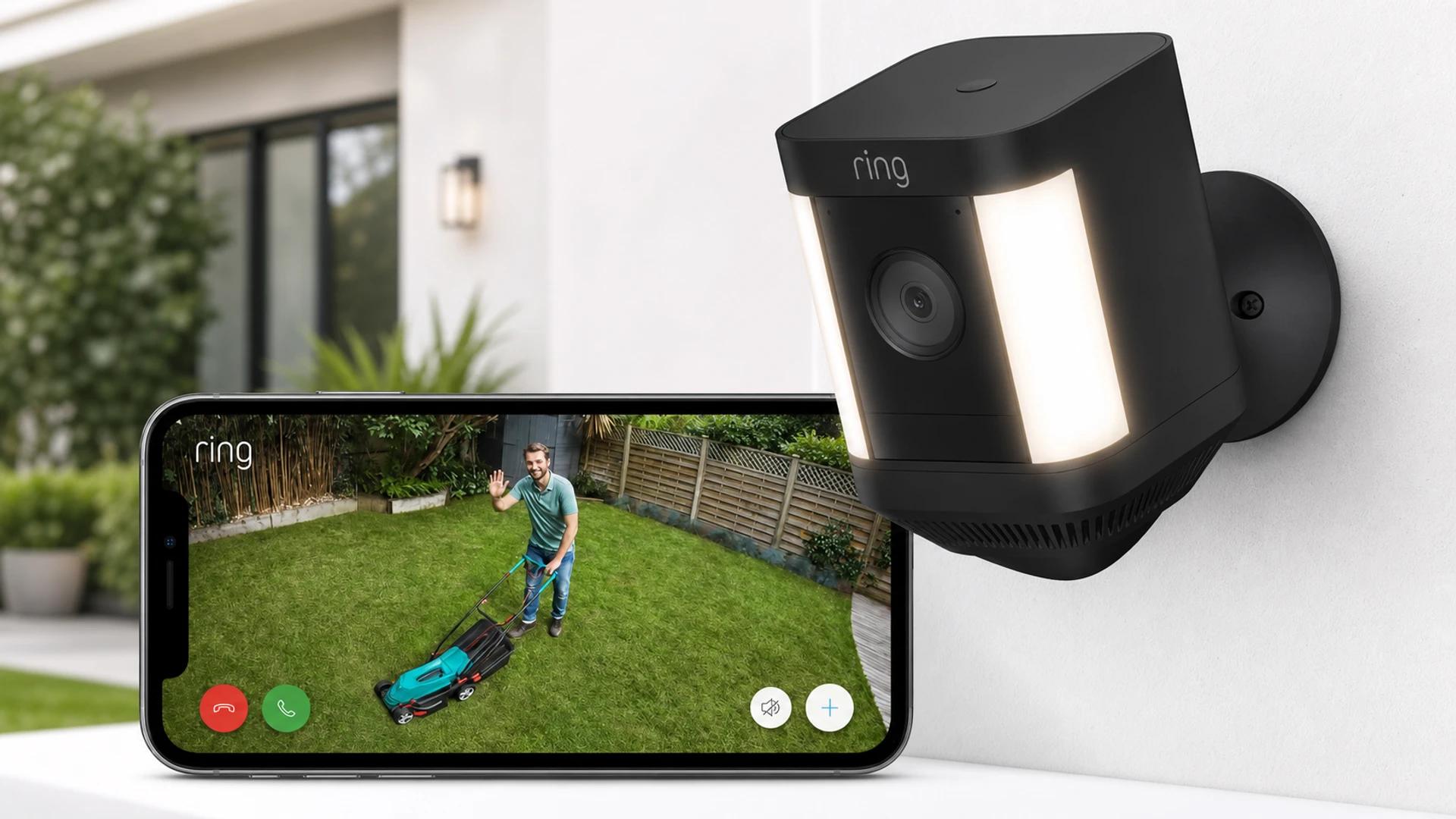 Immagine di Ring Spotlight Cam Plus plug-in scende di prezzo: occasione smart home